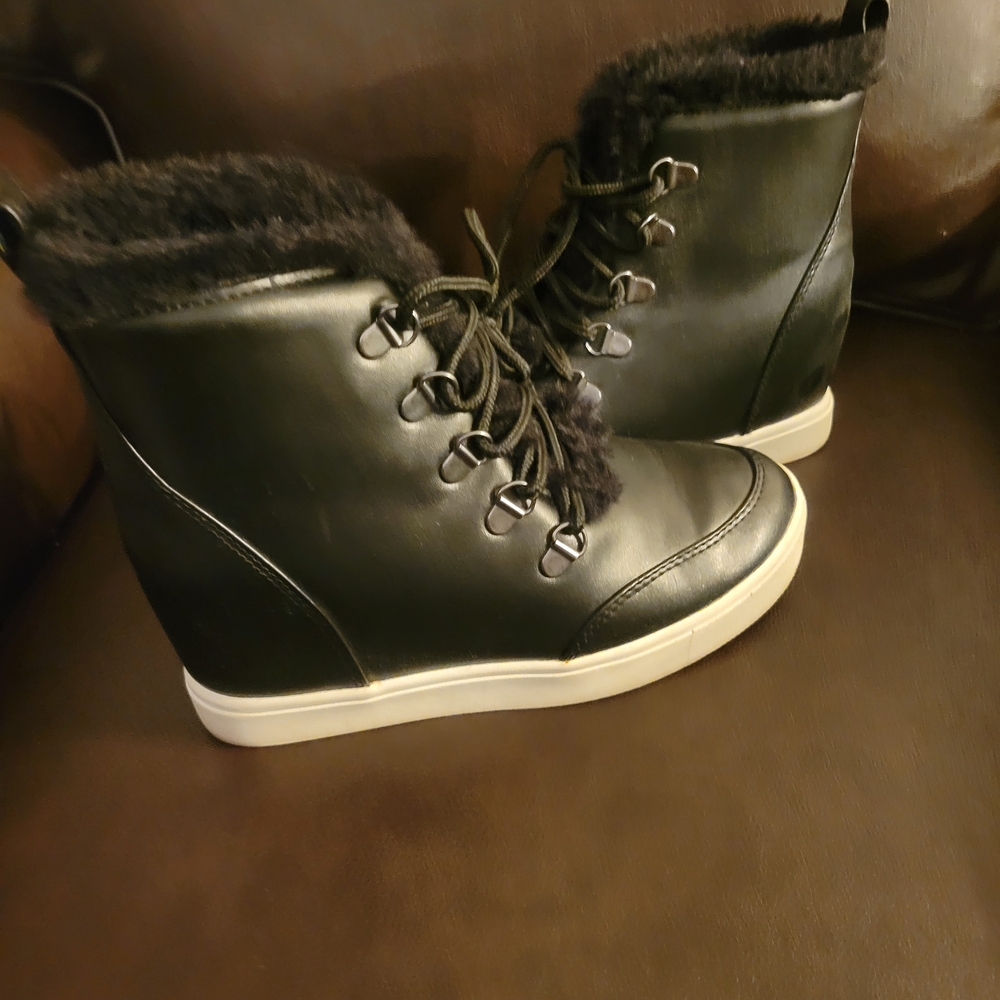 Black Women's Fur-Lined Lace-Up Boots